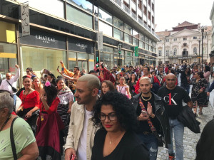 Světový romský festival oživil Prahu hlasitou hudbou a divokým tancem. V průvodu šly stovky lidí