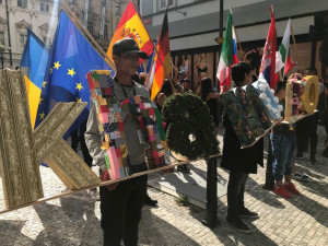 Světový romský festival oživil Prahu hlasitou hudbou a divokým tancem. V průvodu šly stovky lidí