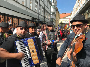 Světový romský festival oživil Prahu hlasitou hudbou a divokým tancem. V průvodu šly stovky lidí