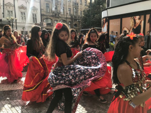 Světový romský festival oživil Prahu hlasitou hudbou a divokým tancem. V průvodu šly stovky lidí