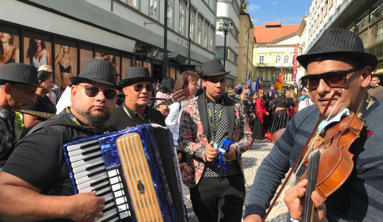 Světový romský festival oživil Prahu hlasitou hudbou a divokým tancem. V průvodu šly stovky lidí