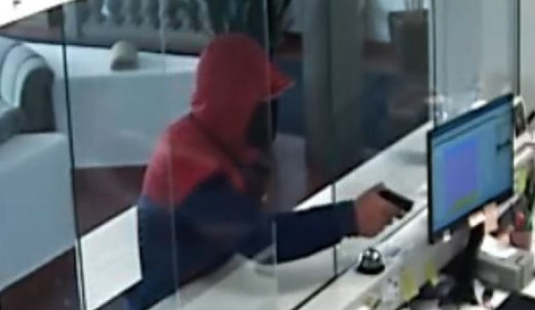 Muž namířil zbraň na recepční pražského hotelu, vzal peníze a utekl. Pátrá po něm policie