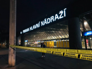 Zabaveno Ano-fertem! Zastávky, sochy nebo prostor před nádražím ohradila žlutá páska