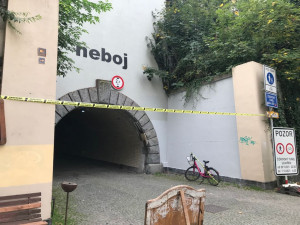 Zabaveno Ano-fertem! Zastávky, sochy nebo prostor před nádražím ohradila žlutá páska