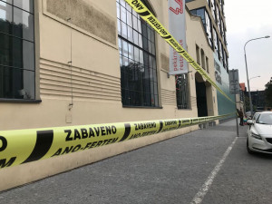 Zabaveno Ano-fertem! Zastávky, sochy nebo prostor před nádražím ohradila žlutá páska