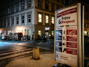 Respektujte soukromí a klid obyvatel, vyzývá kampaň Prahy 1