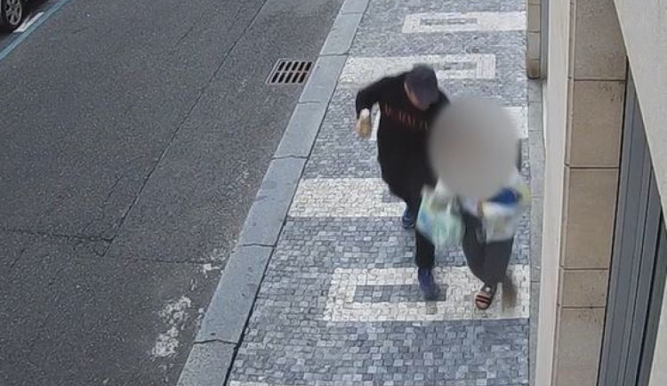 Muž osahával ženu na ulici, ta před ním utekla na recepci hotelu. Muže hledá policie