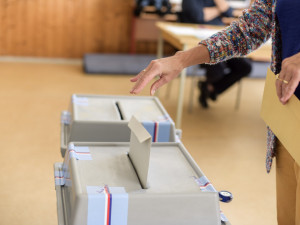 Měli by mít lidé možnost volit zcela online? Přečtěte si názory pražských zastupitelů