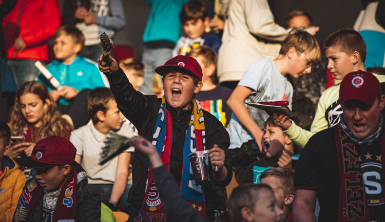 Britská média píší o bučících dětech na Spartě a odvolávají se na rasismus