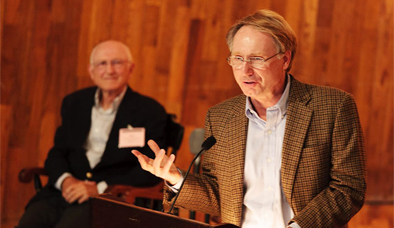 Světoznámý spisovatel Dan Brown přijede do Prahy. Za doprovodu orchestru bude předčítat ze své knihy