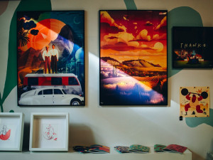 Beru jako zázrak, že si něco nakreslím a lidi si to chtějí pověsit na zeď, říká ilustrátor Luke Tomski