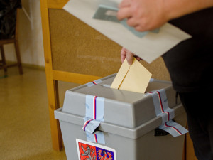 Hlasovací lístky pro sněmovní volby by voliči měli dostat nejpozději dnes