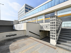 Mým cílem bylo vzdát hold Holešovicím, říká Lefthendr k podchodu, který maloval 600 hodin