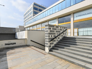 Mým cílem bylo vzdát hold Holešovicím, říká Lefthendr k podchodu, který maloval 600 hodin