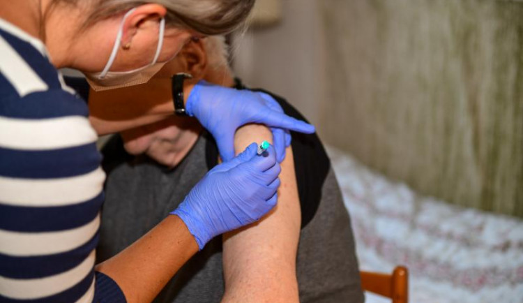 V domovech seniorů pomůže s očkováním třetí dávkou opět i mobilní očkovací tým