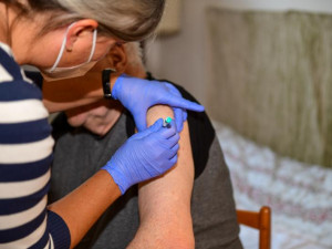 V domovech seniorů pomůže s očkováním třetí dávkou opět i mobilní očkovací tým