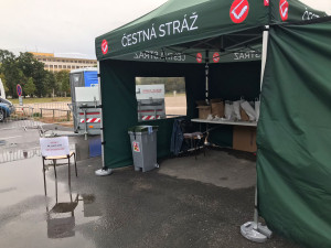 VOLBY 2021: V Praze už se volí. První hlasy házejí voliči v karanténě z aut