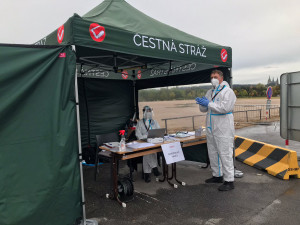 VOLBY 2021: V Praze už se volí. První hlasy házejí voliči v karanténě z aut