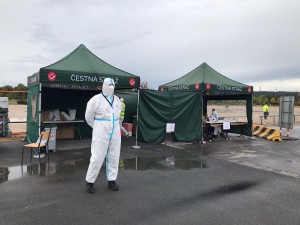 VOLBY 2021: V Praze už se volí. První hlasy házejí voliči v karanténě z aut