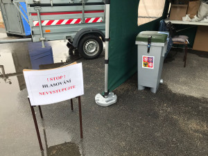 VOLBY 2021: V Praze už se volí. První hlasy házejí voliči v karanténě z aut