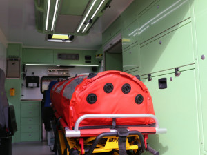 Pražští záchranáři mají k dispozici novou sanitku. Ochrání před radioaktivním prachem i ebolou