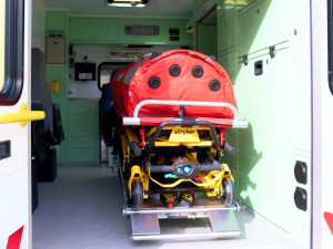 Pražští záchranáři mají k dispozici novou sanitku. Ochrání před radioaktivním prachem i ebolou