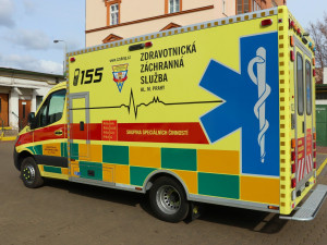 Pražští záchranáři mají k dispozici novou sanitku. Ochrání před radioaktivním prachem i ebolou