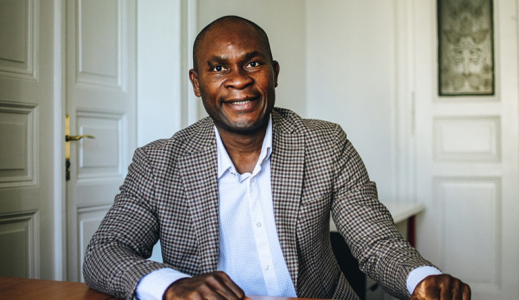 Hráči z Afriky mají v Česku větší šanci než ve Francii. Rasismus řešíme, říká agent