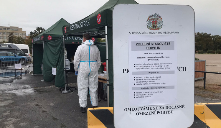 VOLBY 2021: V Praze už se volí. První hlasy házejí voliči v karanténě z aut