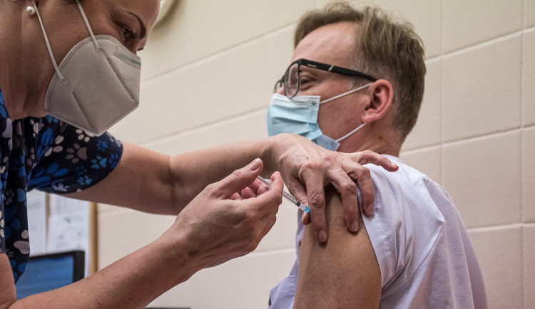 Třetí dávku vakcíny proti covidu bude možné podat už šest měsíců po té druhé