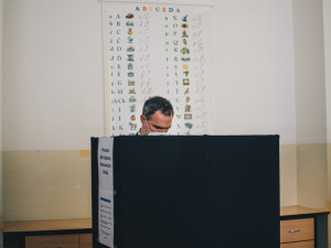 VOLBY 2021: Volební místnosti se otevřely. Hřib volil ve Vršovicích