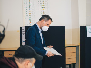 VOLBY 2021: Volební místnosti se otevřely. Hřib volil ve Vršovicích