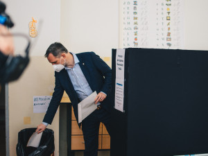 VOLBY 2021: Volební místnosti se otevřely. Hřib volil ve Vršovicích