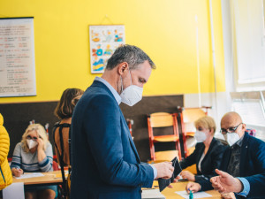 VOLBY 2021: Volební místnosti se otevřely. Hřib volil ve Vršovicích
