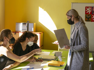 VOLBY 2021: První volební den je u konce. Většina lídrů má odvoleno