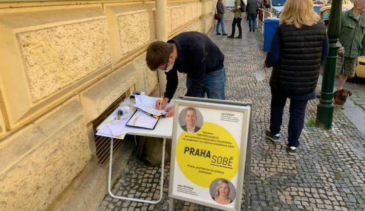 VOLBY 2021: Před volebními místnostmi v Praze se objevily podpisové stánky. Je to zneužití voleb, hřímají odpůrci