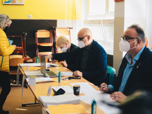 VOLBY 2021: Začíná druhý volební den. Lidé dnes zvolí nové poslance