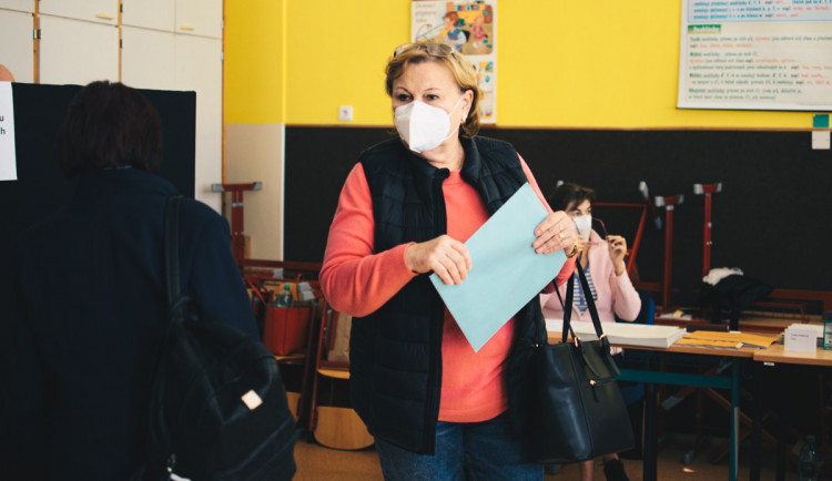 VOLBY 2021: Začíná druhý volební den. Lidé dnes zvolí nové poslance
