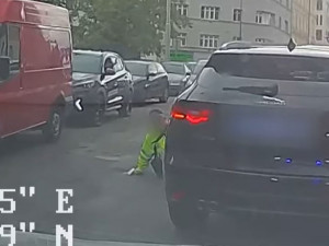 Řidič v Praze srazil strážníka. „Vstávej, ty simulante!“ křičel na něj z okýnka