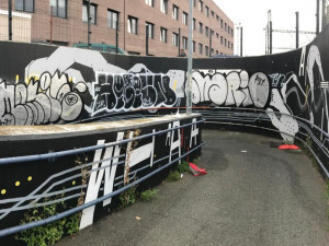 Nástěnnou malbu za 200 tisíc někdo přemaloval. Oprava údajně není řešení