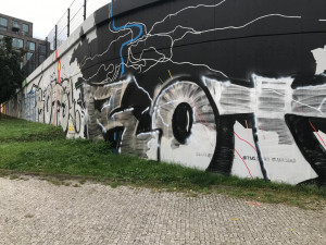 Nástěnnou malbu za 200 tisíc někdo přemaloval. Oprava údajně není řešení