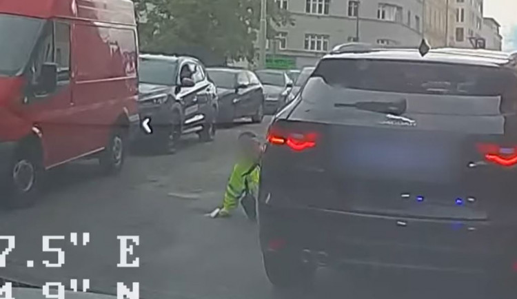 Řidič srazil strážníka. „Vstávej, ty simulante!“ křičel na něj z okýnka