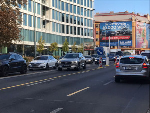 Další kolony v Praze. V Argentinské bude tišší asfalt, dnes začaly práce