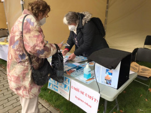 Festival Zdravá Praha 10 přilákal na canisterapii i brýle simulující alkoholové stavy