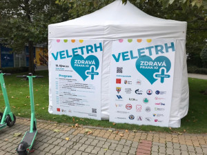 Festival Zdravá Praha 10 přilákal na canisterapii i brýle simulující alkoholové stavy