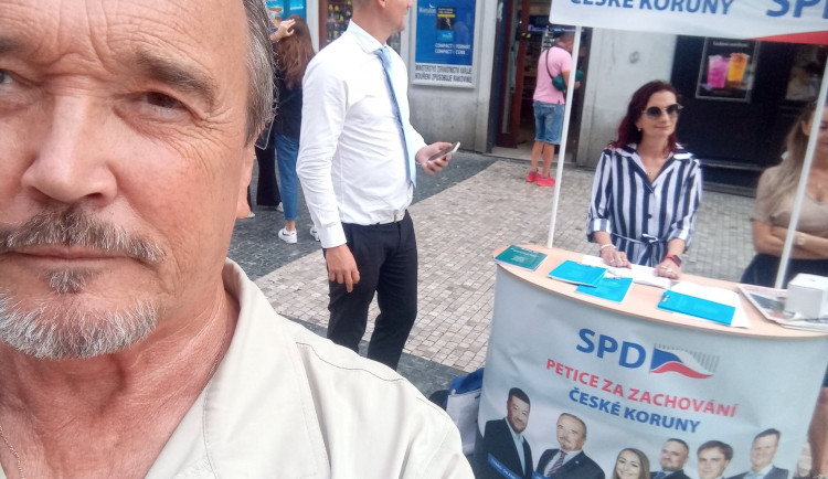 Jiří Kobza a petiční stánek SPD