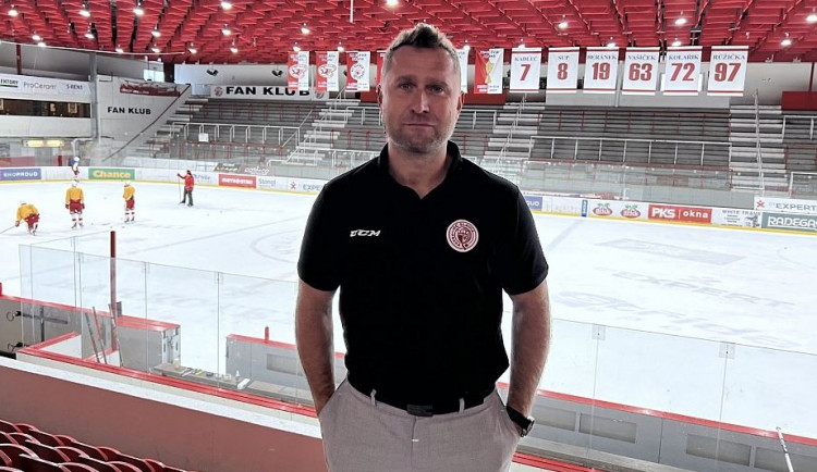 Jaroslav Bednář je klubová legenda hokejové Slavie, teď jí dělá sportovního manažera
