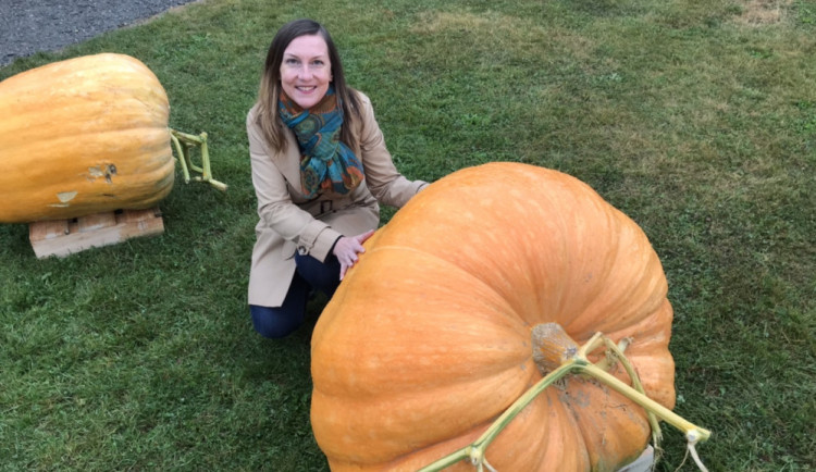 Tisková mluvčí Botanické zahrady Praha Michaela Bičíková s největší dýní v Česku