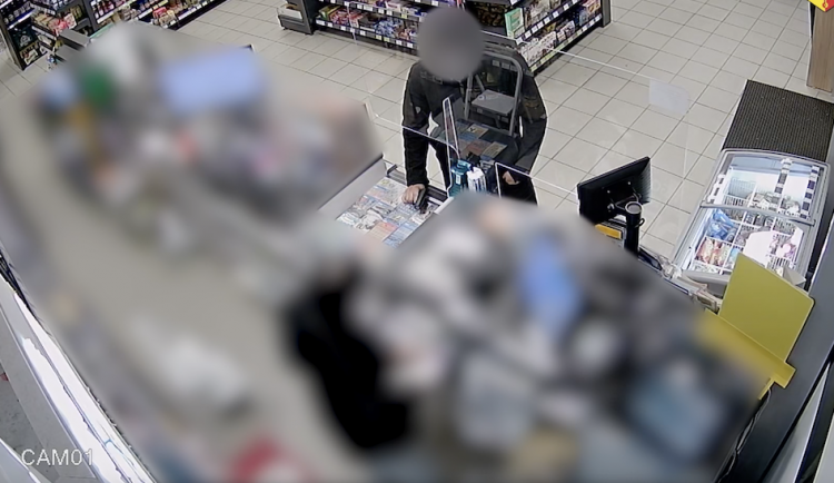 Muž se zbraní přepadl v Praze obchod. Policisté ho zadrželi krátce po činu