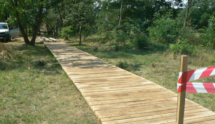 Problematický dřevěný chodník v Praze 12. Byl postavený v rozporu s povolením?